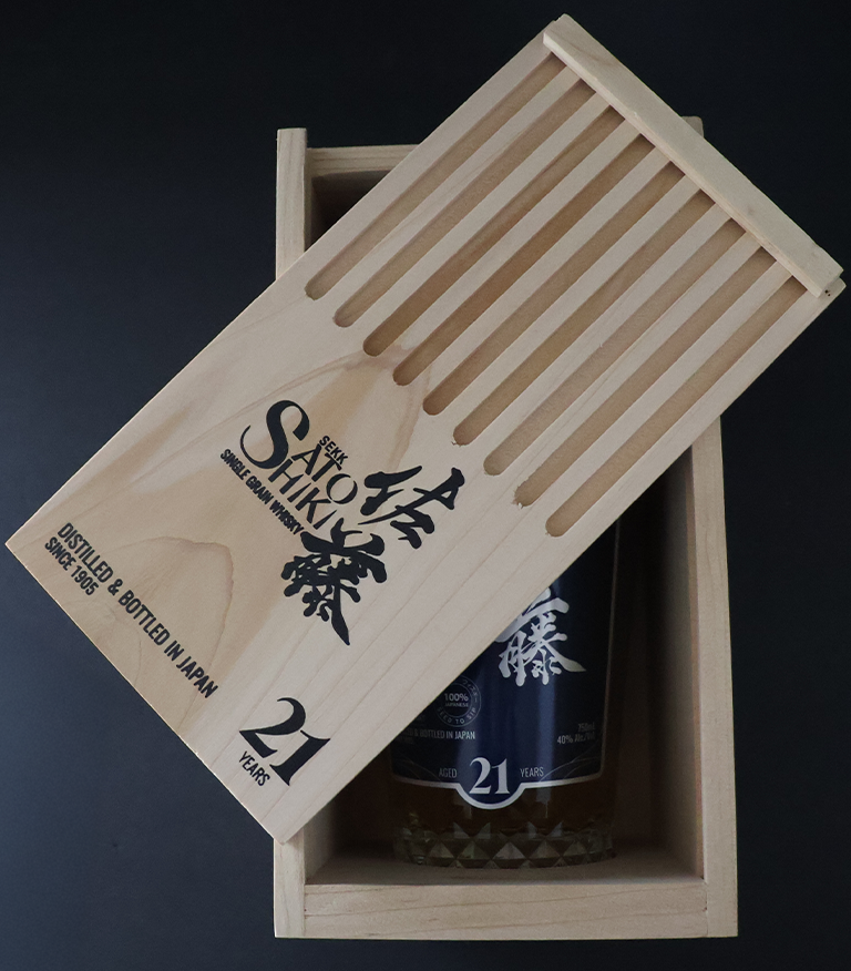 21YrBottleBoxLidAngleTopLay_IMG_4687